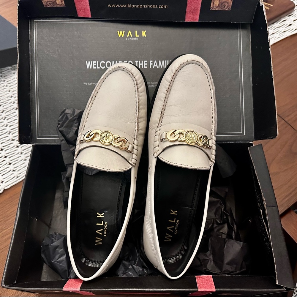 Walk London Men’s Riva Chain Loafers Size 10US Beige Leather and Black Sole/Gold